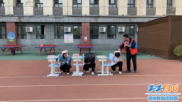 1.先培训,挑选学生做示范