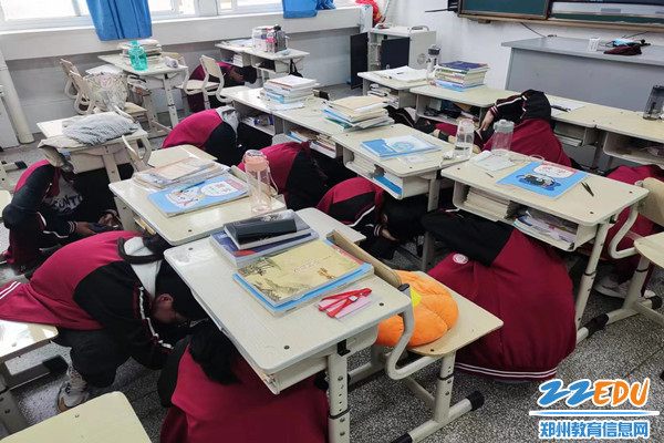 同学们班级内避险演练_副本