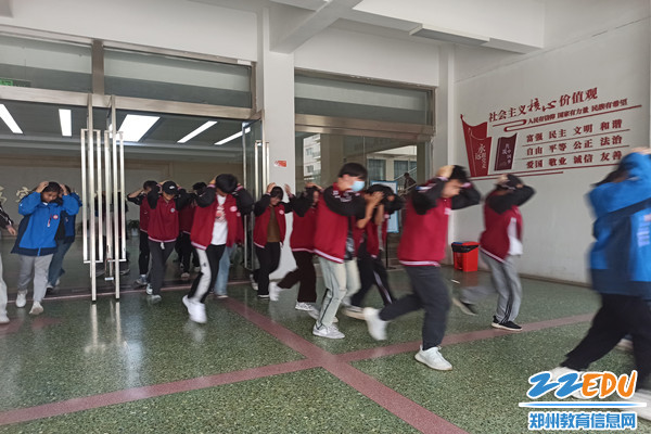 按逃生路线迅速逃离教学楼_副本