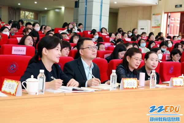 与会领导和老师观摩课例展示