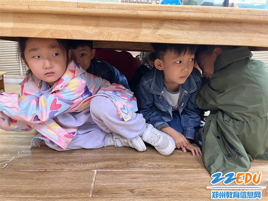 3.幼儿在桌下避险