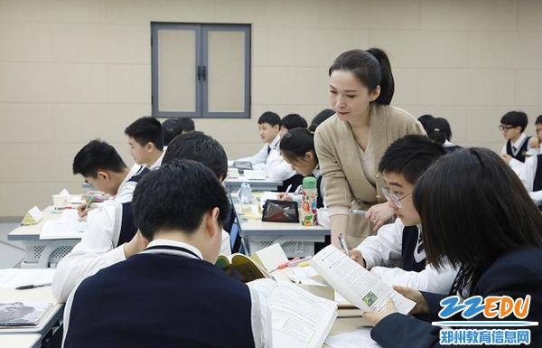 岳丽鸽在课堂上