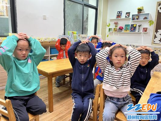 2.3幼儿演示用手护头