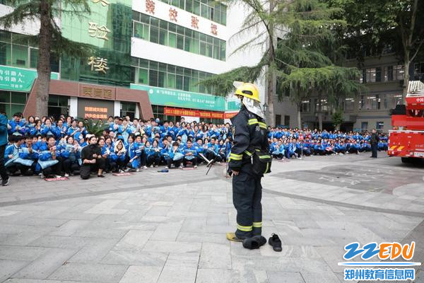 消防员向同学们展示讲解消防设备