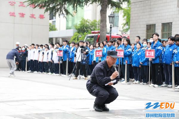 地震疏散演练宣讲员李鹏老师正在讲解疏散逃生正确姿势