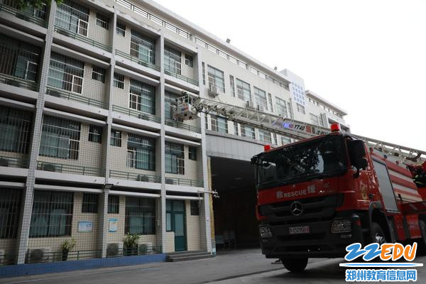 消防员乘云梯救助受困学生