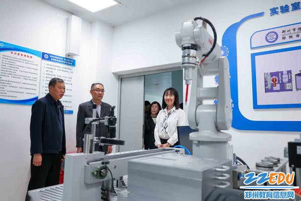6督导组实地查看工业机器人等实训室