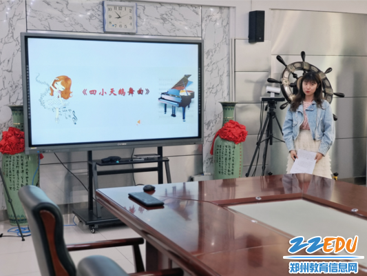 参赛教师进行说课