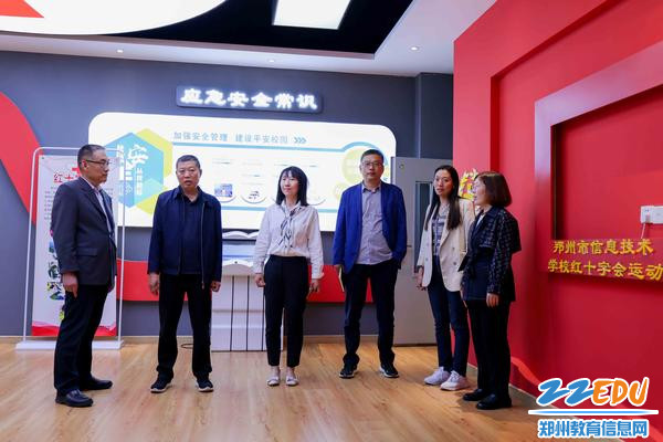 7督导组实地查看社团活动室