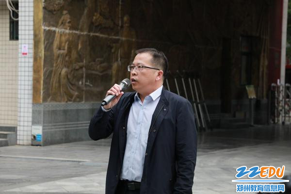 学校工会主席马军胜宣布开始
