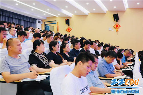 与会人员认真聆听