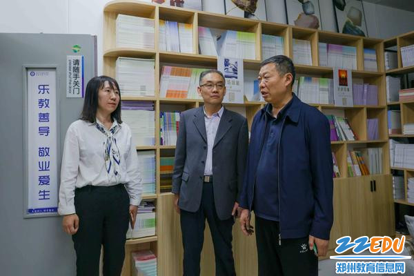 5督导组实地查看教师阅览室