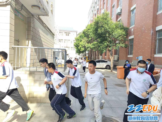 学生们迅速撤离2