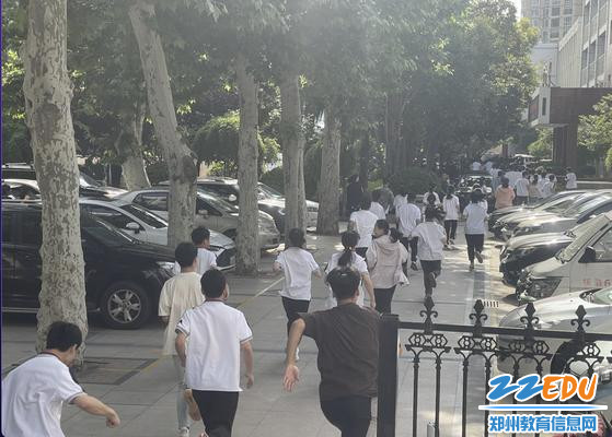 学生们迅速撤离
