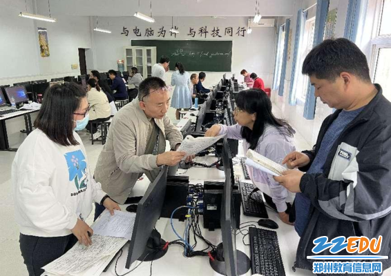 袁富强老师和大家一起研讨评分细则