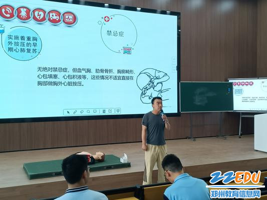 学生发展处副主任石锦昊总结发言
