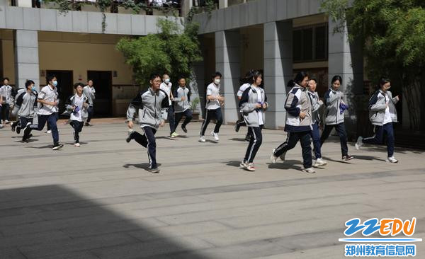 3地震暂停，迅速跑出教学楼