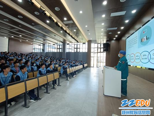 学生认真听讲