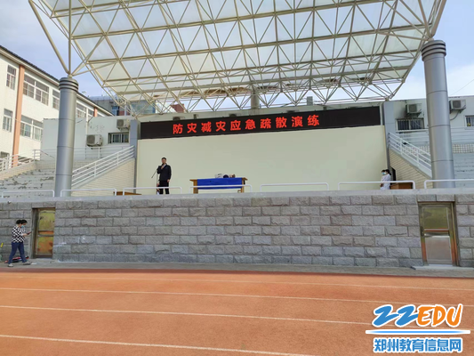 副校长王春前就疏散演练进行总结