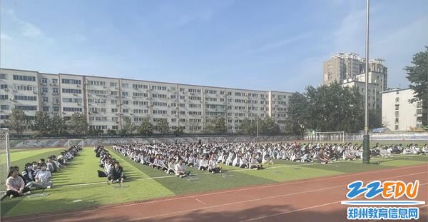 学生们参加避险知识培训