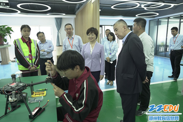 10参观学校无人机产教融合实训基地