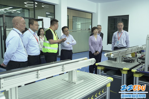 11参观学校智能化生产线实训基地