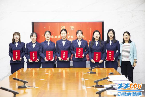 6党委书记杨志娟为教师礼仪队获奖代表颁奖