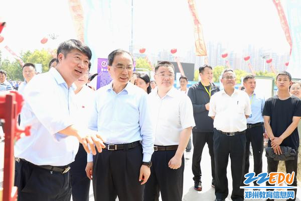1.中共河南省委教育工作委员会专职副书记尹洪斌视察郑州艺术幼儿师范学校特色教育成果
