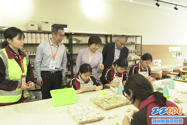 7参观学校陶艺实训中心