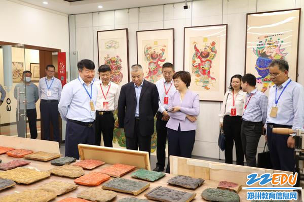 12.参观郑州艺术幼儿师范学校非遗传习馆