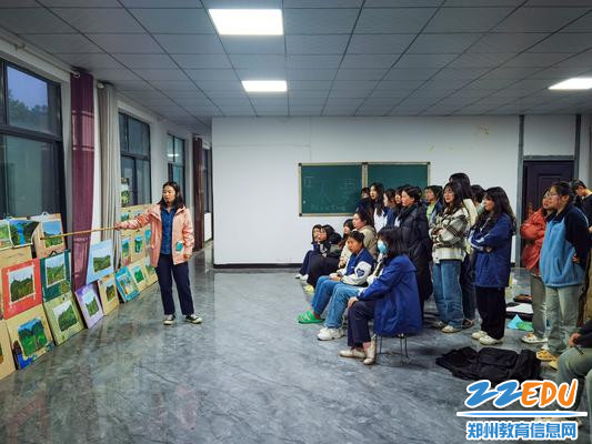 3专业教师王晴云对学生作品进行点评