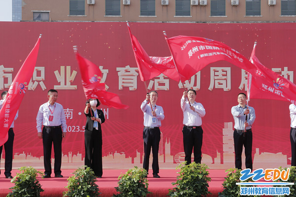 2郑州市商贸管理学校党总支书记、校长马海峰高举国赛出征旗