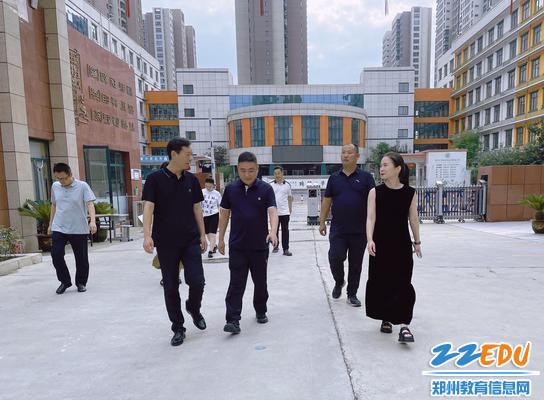 经开区教文体局党委委员、副局长贾永宏，潮河办事处党工委委员、办事处副主任李东方一行到郑州经济技术开发区第六中学开展暑期校园大检查
