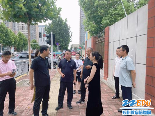检查组对校园周边环境进行安全排查