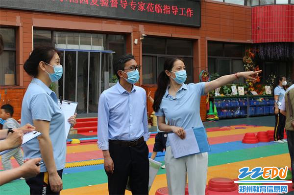 2.开封文化艺术职业学院学前教育学院院长陆水东参观园舍