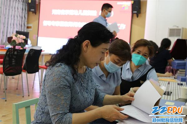 5-1.督导组专家查阅档案