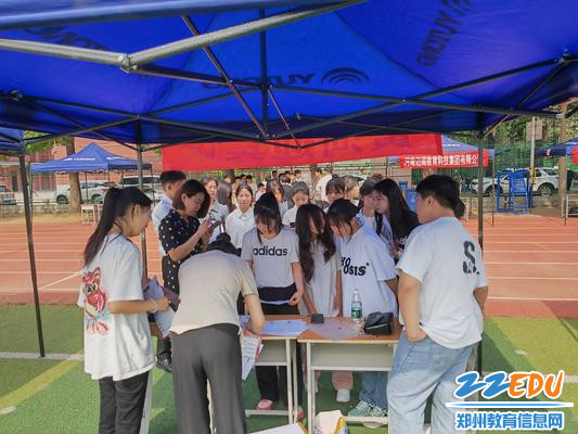 学生现场签约