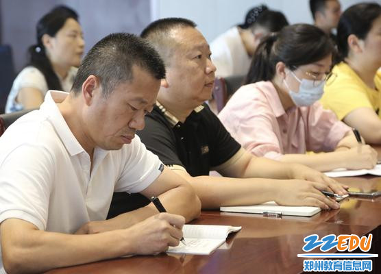 参会人员认真听记