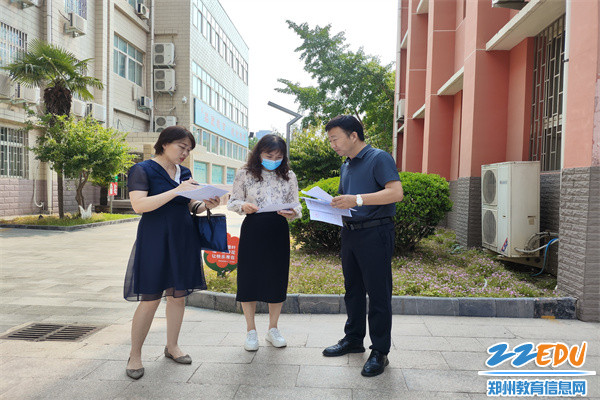 1中原区教育局领导到郑州市第四十二中学检查防汛工作