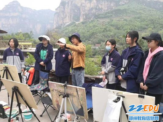 7邱中信老师为学生们讲解速写的构图思路