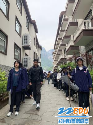 1各班班主任集合学生准备出发写生(1)