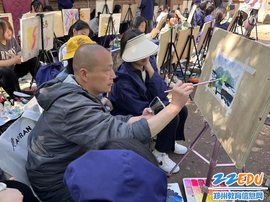 4朱承明老师对学生的作品进行修改