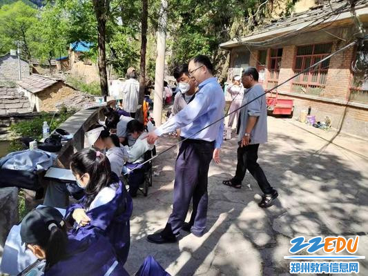 8党委副书记段红军进行现场指导