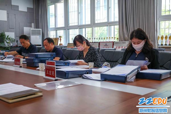 3验收专家组查阅相关佐证档案材料