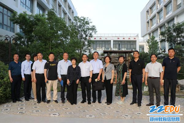 8.在学校网红地打卡合影留念