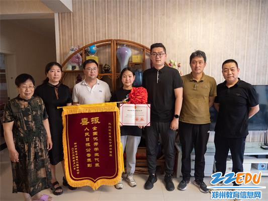 6 资助办刘子豪（左三）、班主任叶思阳（右三）、艺术系副主任张谦（右二）与学生及家长合影