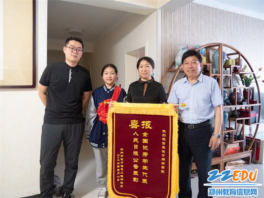3 副校长高勤华（右一）、班主任叶思阳（左一）与学生及家长合影