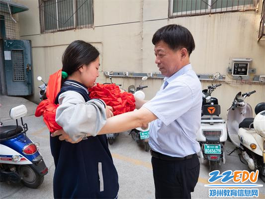 2 副校长高勤华为朱悦宁同学授予胸花表彰
