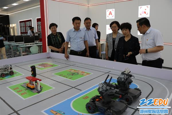 5.参观郑州市学徒制试点单位的智能制造实训室