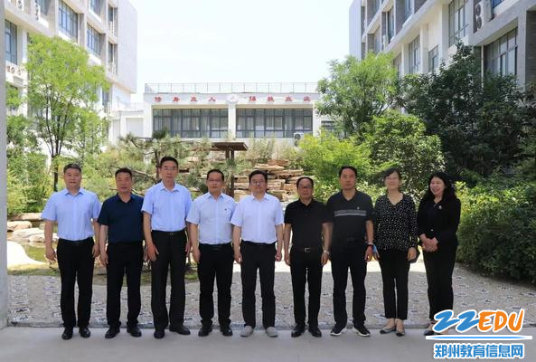 4.市教育局副局长葛飞参加考核验收